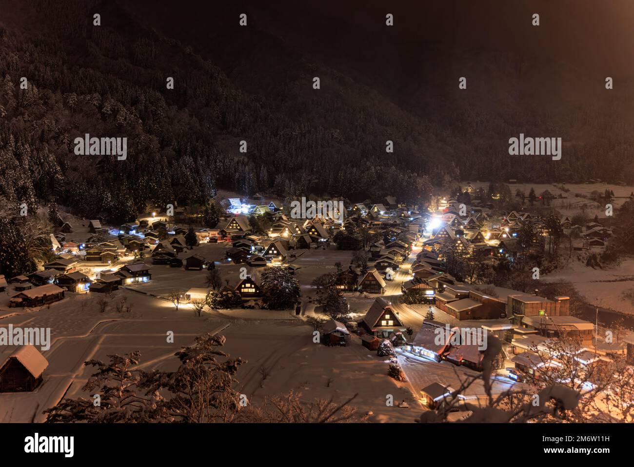 Winter Wonderland: Shirakawa-go di notte Foto Stock