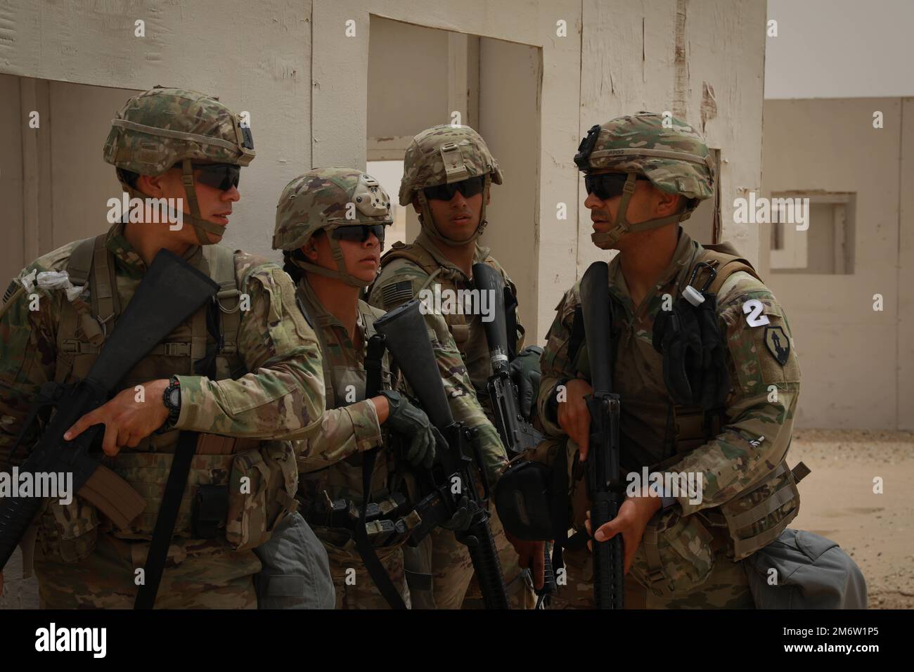I soldati assegnati alla Task Force Timberwolf conducono operazioni di recupero dei veicoli durante gli Stati Uniti Concorso della migliore squadra dell'esercito centrale a Camp Buehring, Kuwait, 5 maggio 2022. Il BSC misura la capacità fisica e mentale degli elementi a livello di squadra nel corso dell'evento di quattro giorni. Foto Stock