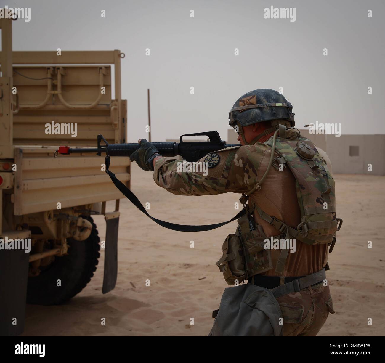 James Fitzpatrick assegnato al 1st Combined Arms, 1-163rd Cavalry Regiment condurre le operazioni di recupero del veicolo durante gli Stati Uniti Concorso della migliore squadra dell'esercito centrale a Camp Buehring, Kuwait, 5 maggio 2022. Il BSC misura la capacità fisica e mentale degli elementi a livello di squadra nel corso dell'evento di quattro giorni. Foto Stock