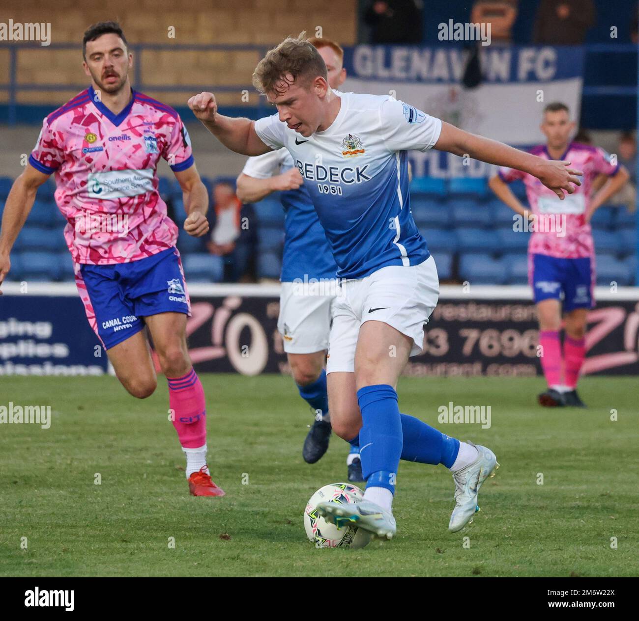 Mourneview Park, Lurgan, County Armagh, Irlanda del Nord, Regno Unito. 30 ago 2022. Danske Bank Premiership – Glenavon / Newry City. Peter Campbell, giocatore di Glenavon (10) in azione durante la partita della Danske Bank Irish League. Foto Stock