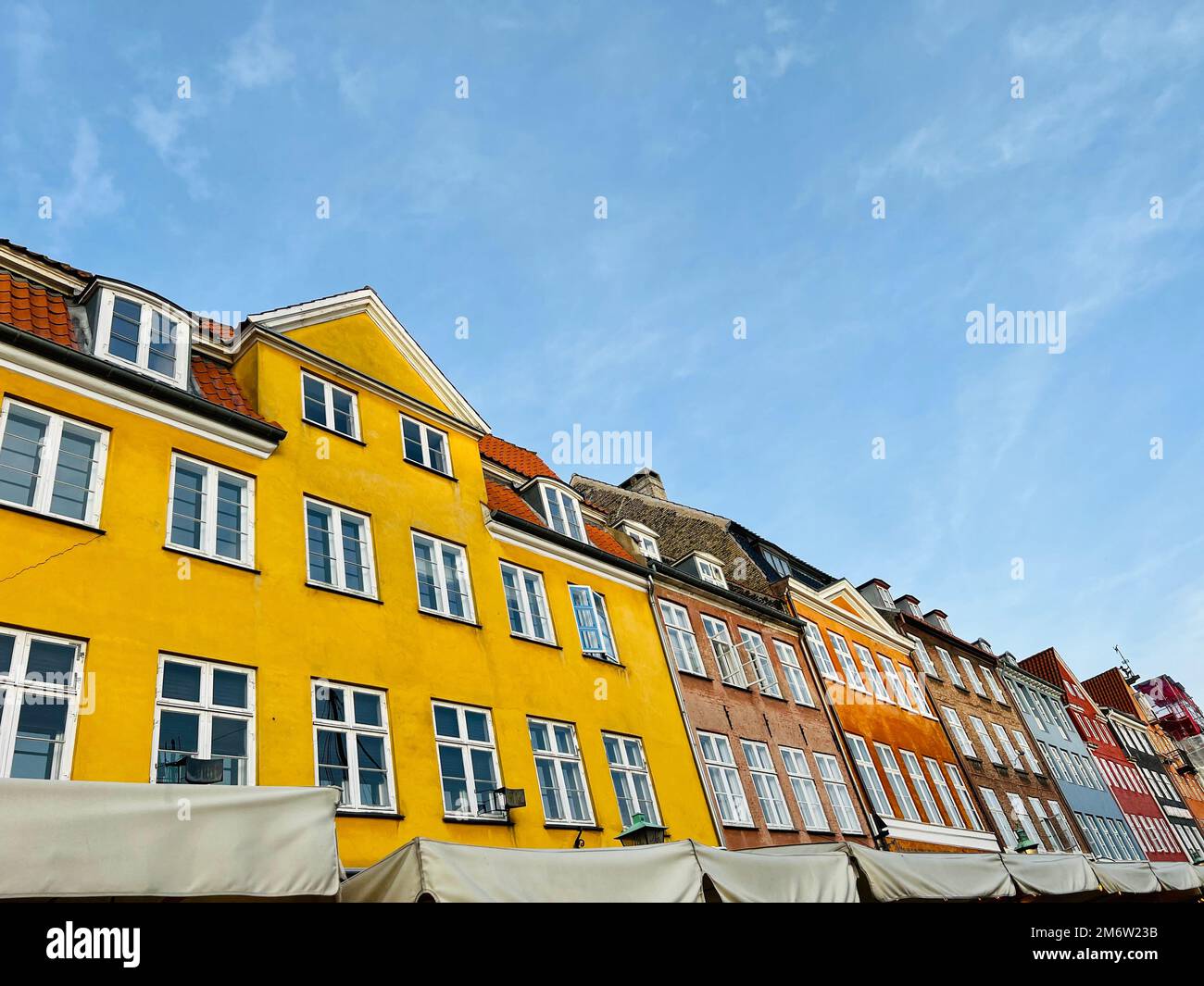 Fila di case al famoso Nyhavn nella capitale danese Copenhagen Foto Stock