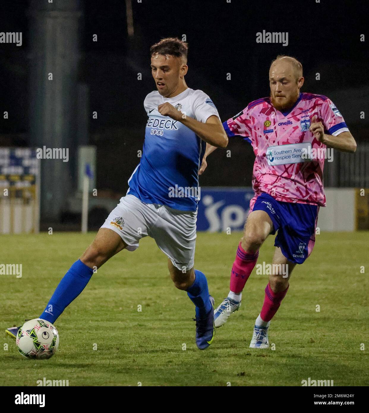 Mourneview Park, Lurgan, County Armagh, Irlanda del Nord, Regno Unito. 30 ago 2022. Danske Bank Premiership – Glenavon / Newry City. Il giocatore di Glenavon Josh Doyle (26) in azione durante la partita della Danske Bank Irish League. Foto Stock