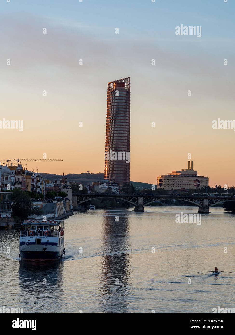 Tour Pelli sur le bord de la rivière Guadalquivir, Séville, Andalousie, Espagne Foto Stock