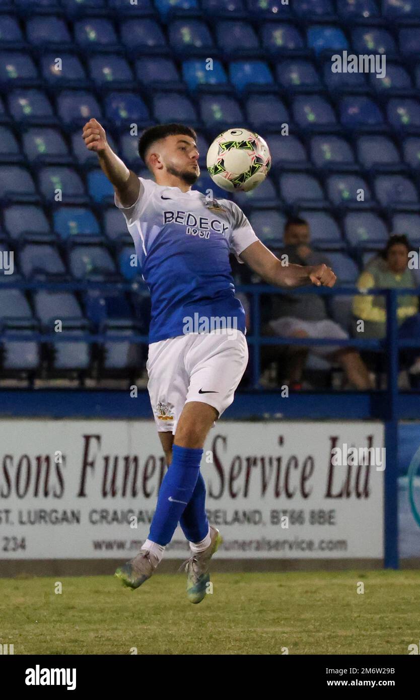 Mourneview Park, Lurgan, County Armagh, Irlanda del Nord, Regno Unito. 30 ago 2022. Danske Bank Premiership – Glenavon / Newry City. Il giocatore di Glenavon Conor Scannell (20) in azione durante la partita della Danske Bank Irish League. Foto Stock