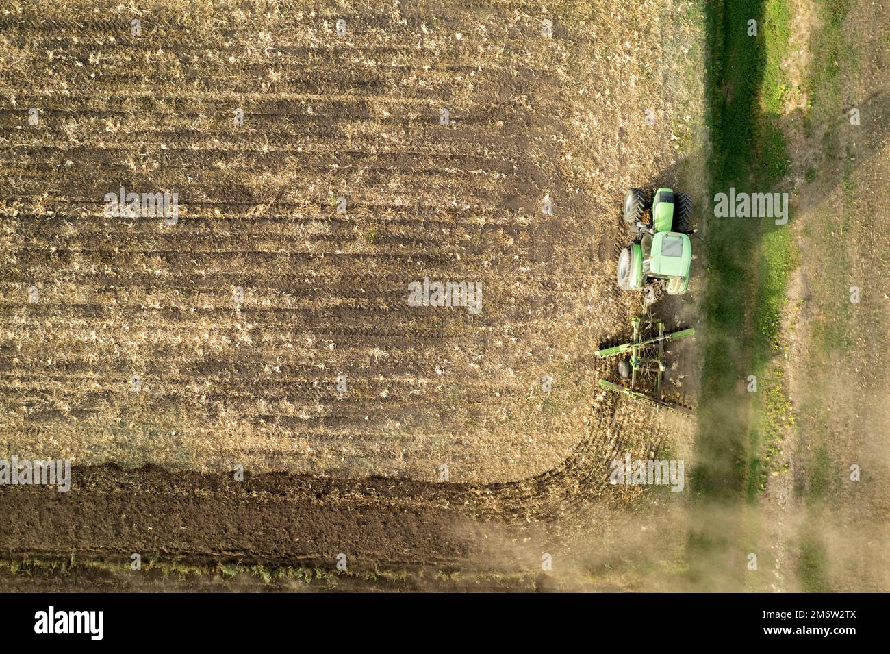 Vista aerea di un trattore al momento della preparazione del terreno invernale Foto Stock