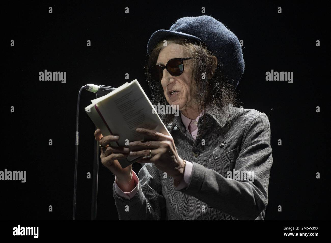 GUILDFORD, INGHILTERRA: Il Dr John Cooper Clarke e Squeeze suonano sul palco al G Live. Con: Dr John Cooper Clarke dove: Guildford, Regno Unito quando: 29 Nov 2022 Credit: Neil Lupin/WENN Foto Stock