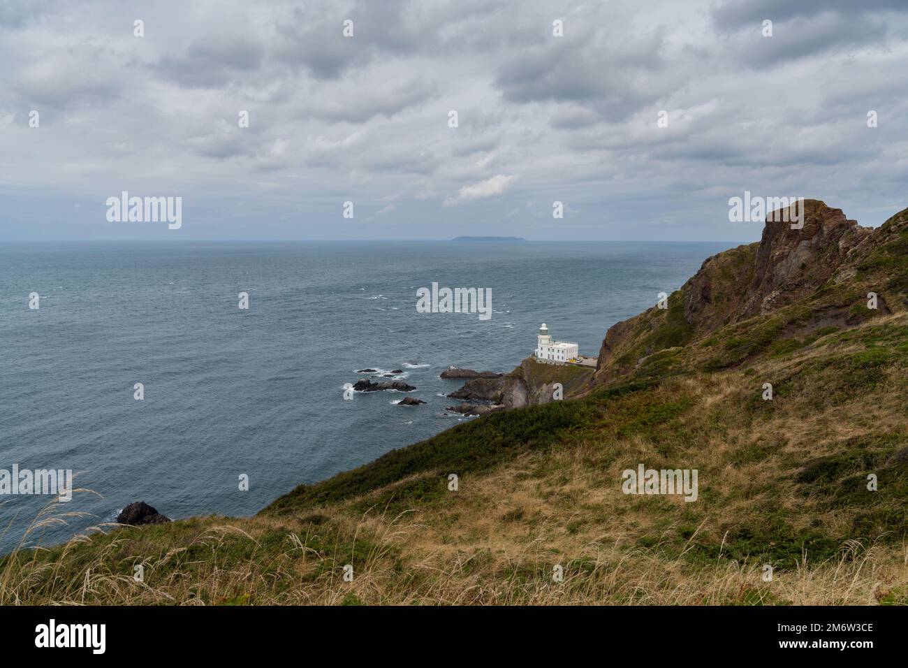 Una vista dello storico faro di Hartland Point e del promontorio sulla baia di Bristol Foto Stock