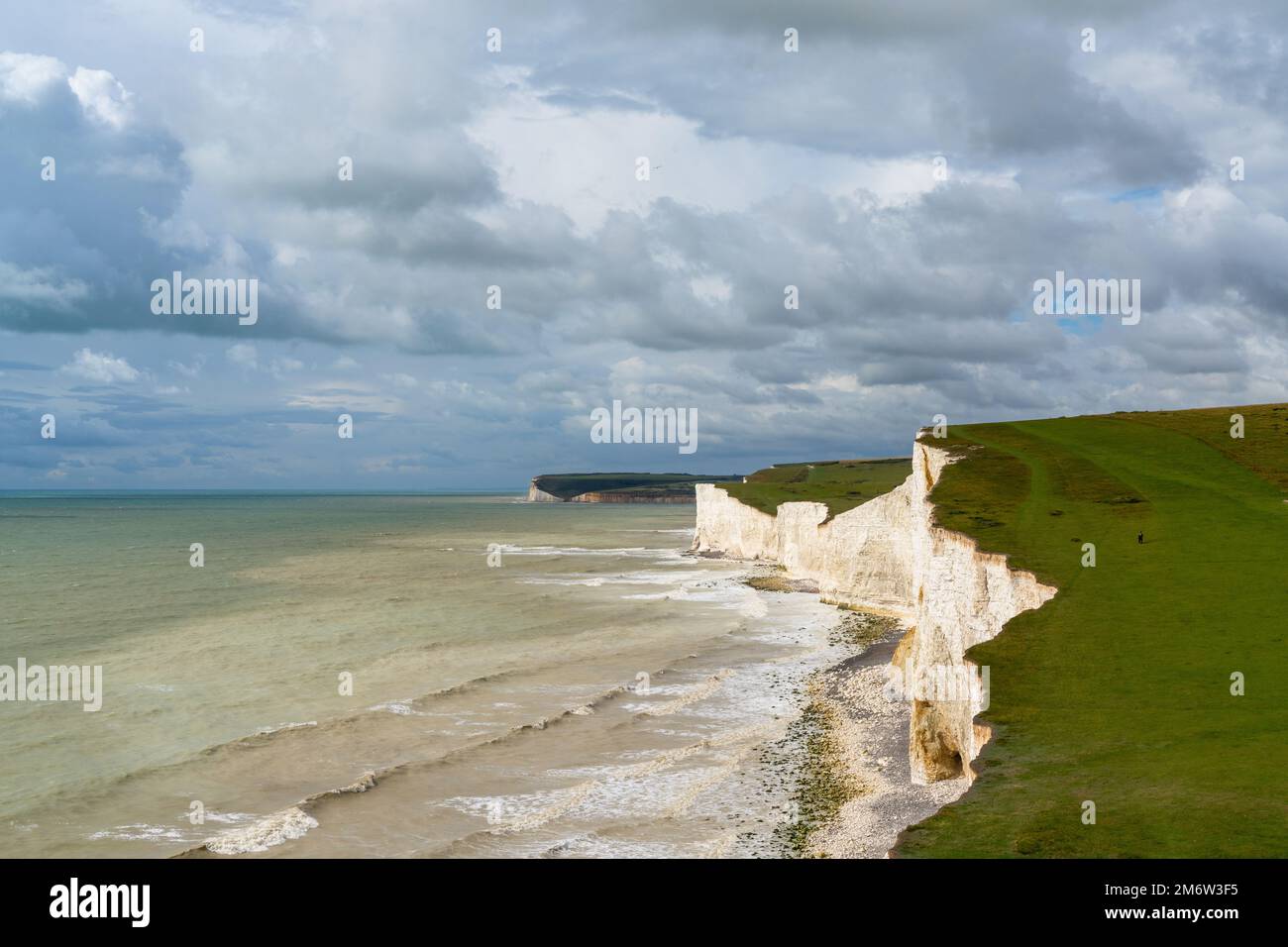 Una vista sulle bianche scogliere delle sette Sorelle nel Sussex orientale sul canale della Manica Foto Stock