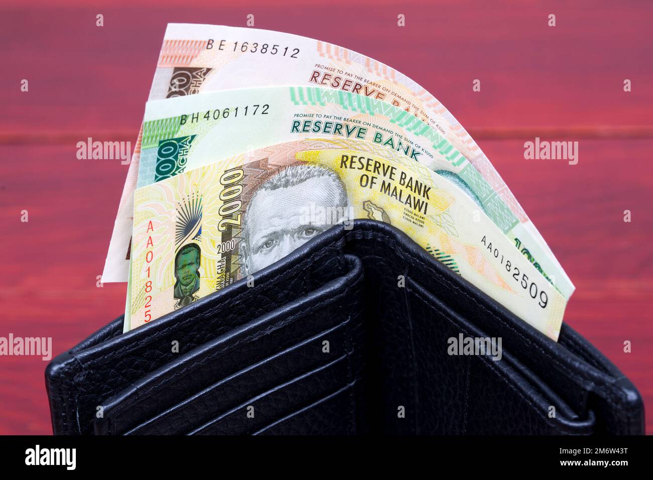 Denaro malawiano - kwacha nel portafoglio nero Foto Stock