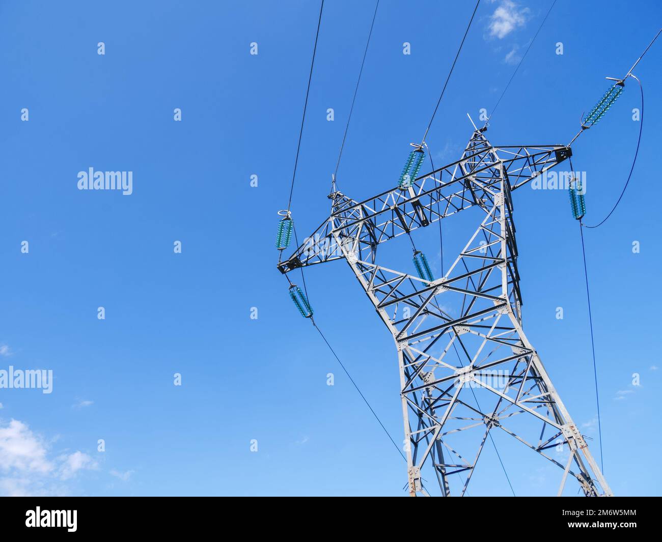 Il pilone dell'elettricità e il cielo blu Foto Stock
