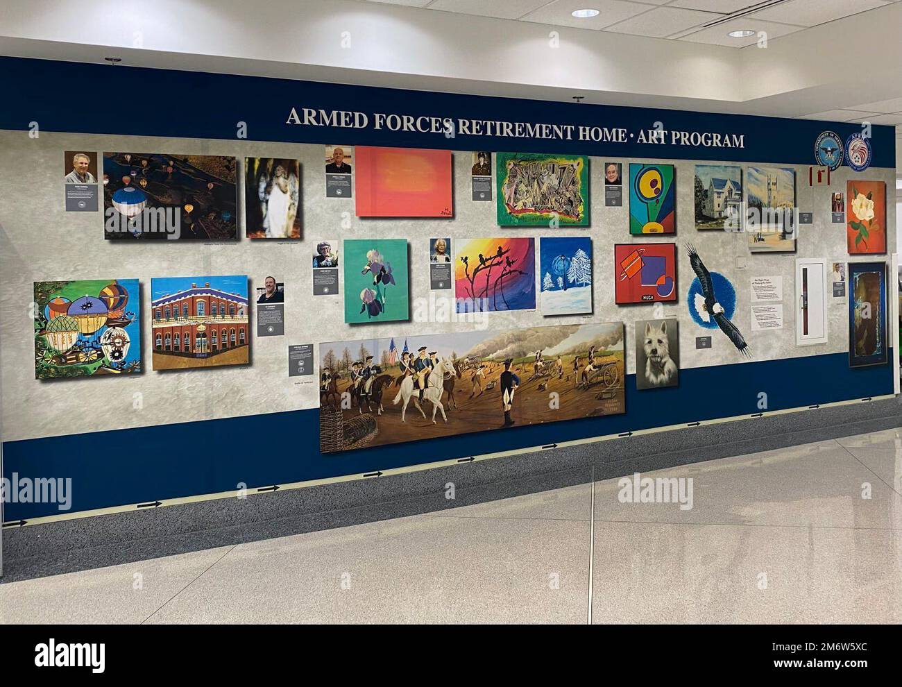 Un corridoio presso il quartier generale del Dipartimento della Difesa ha mostrato un collage di opere d'arte creato da residenti veterani militari dalla Casa di pensionamento delle forze Armate a Washington, D.C. e Gulfport, Miss. Foto Stock