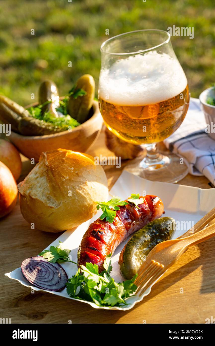 Salsiccia alla griglia con sottaceti Foto Stock