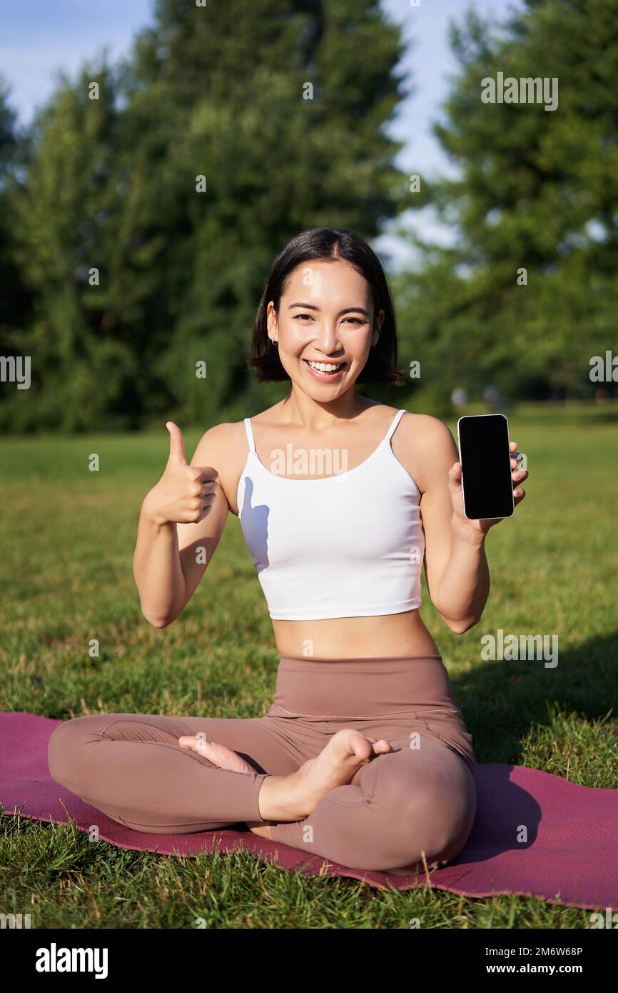 Immagini Stock - Bella Donna Asiatica Di Relax E La Meditazione