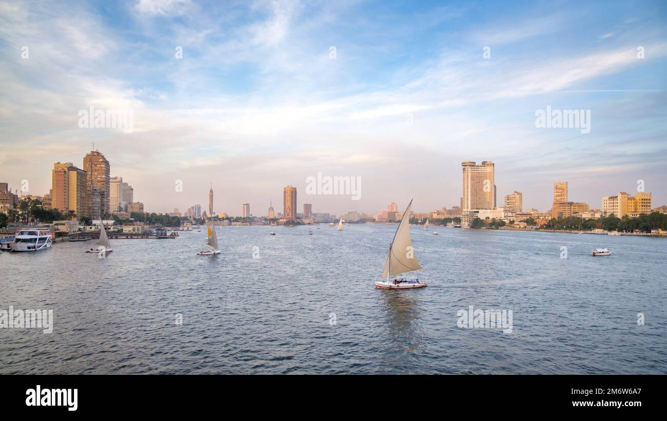 Vista sul Nilo dal ponte universitario del Cairo Foto Stock