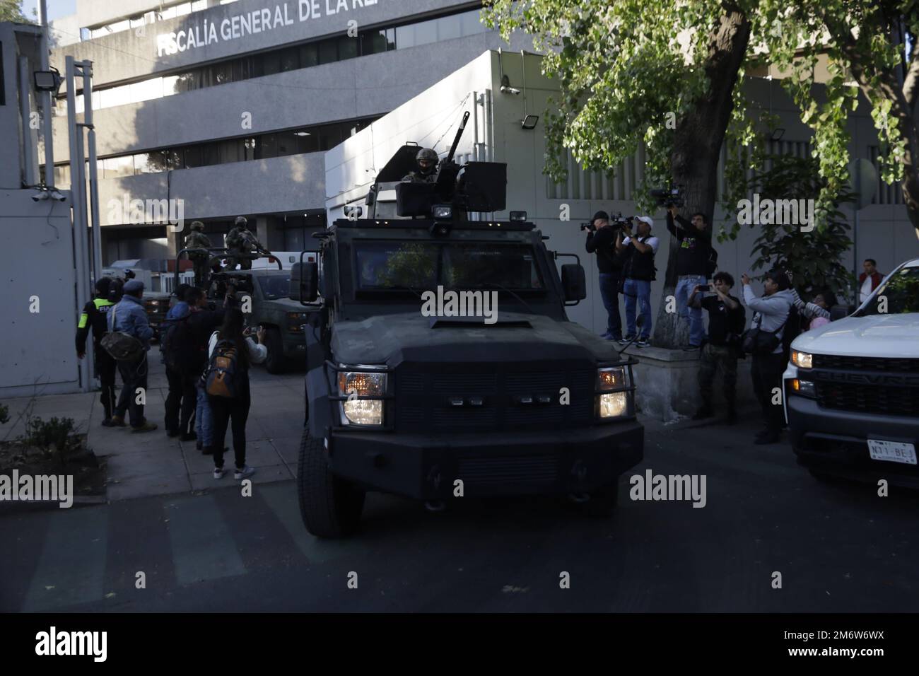 Città del Messico, Messico. 5th Jan, 2023. Pesantemente custodito, il leader del cartello Sinaloa Ovidio GuzmÃ¡n Lopez, figlio dell'ex Signore della droga Joaquin GuzmÃ¡n Loera ''El Chapo'', viene trasferito dal procuratore specializzato per la criminalità organizzata al carcere di alta sicurezza di Altiplano. Il 5 gennaio 2023 a Città del Messico. (Credit Image: © Luis Barron/eyepix via ZUMA Press Wire) Foto Stock