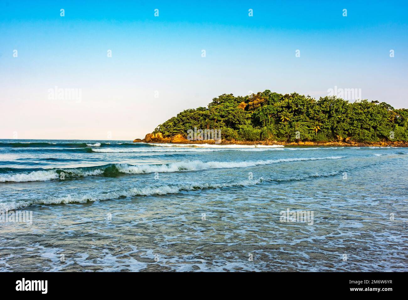 Spiaggia tranquilla e idilliaca con la foresta pluviale Foto Stock
