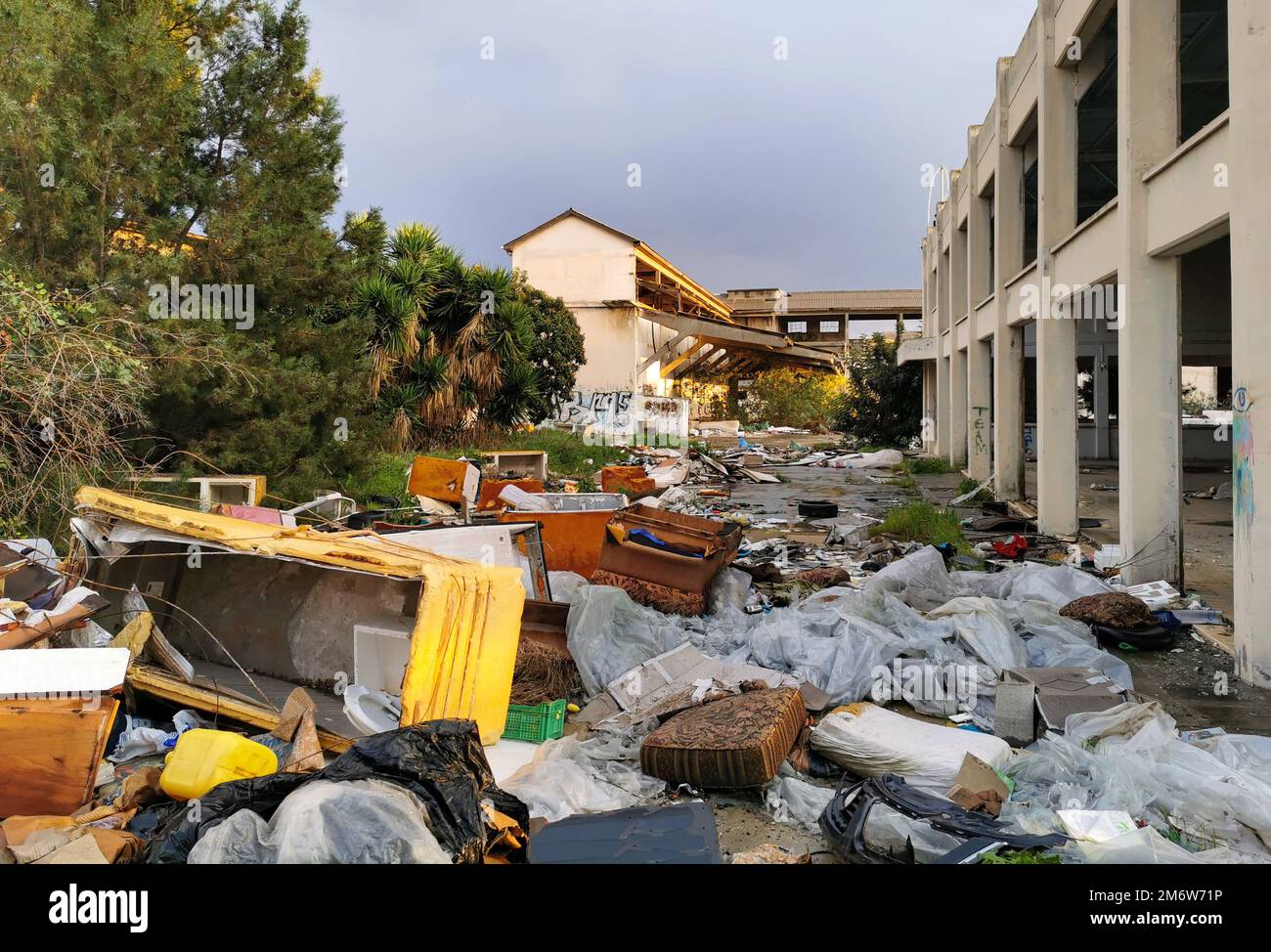 Rifiuti domestici e industriali all'aperto che inquinano l'ambiente. Inquinamento ambientale, riciclaggio Foto Stock