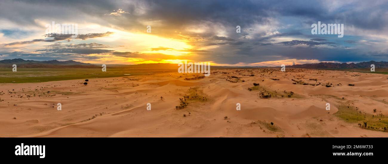 Le dune di sabbia nel deserto al tramonto Foto Stock