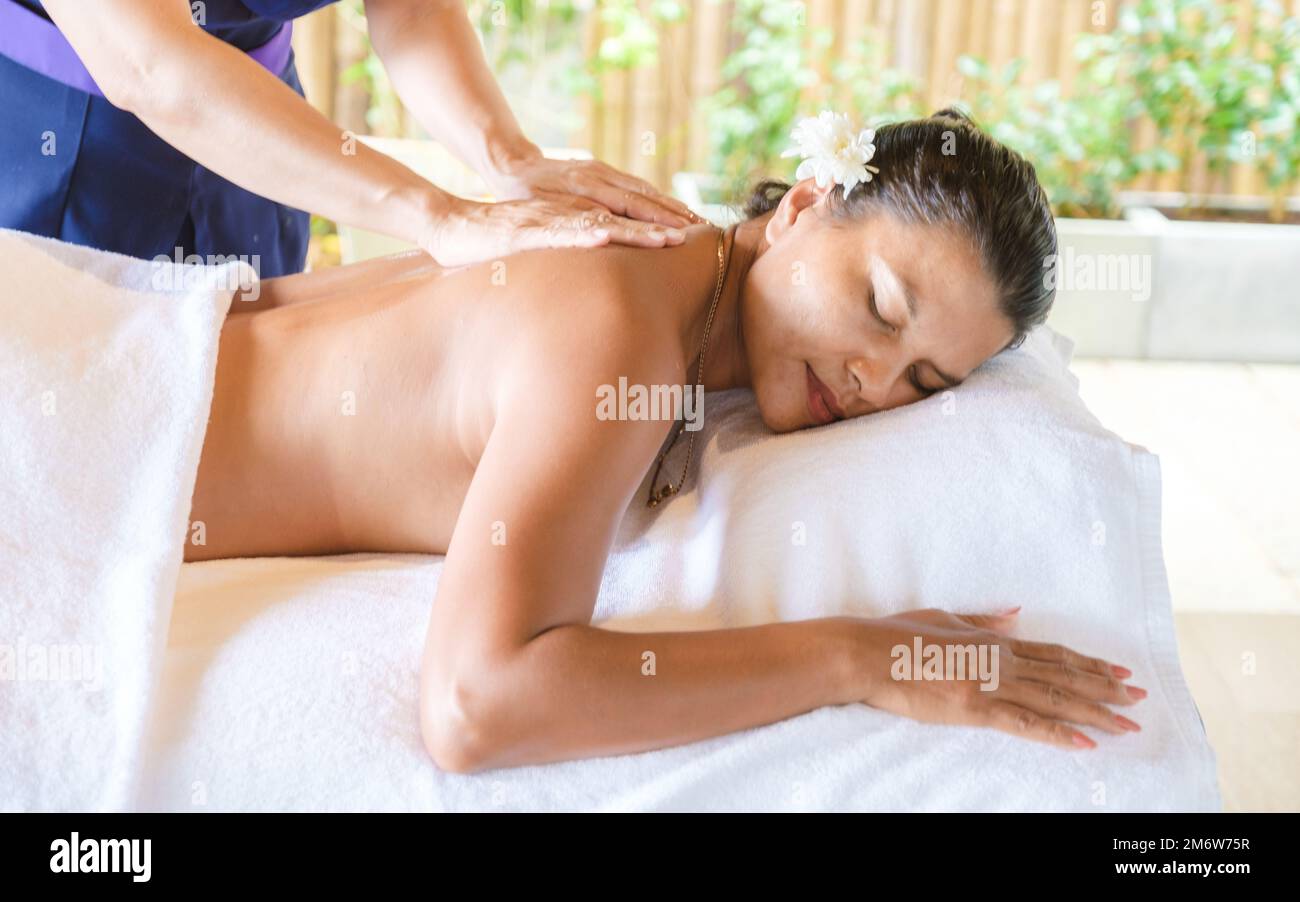 Donne Thai Asiatiche ottenere massaggio Thai in un resort di lusso in  Thailandia Foto stock - Alamy
