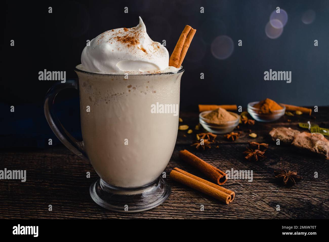 Chai Frappuccino in una tazza di vetro con panna montata: Frappuccino fatto con tè chai e gelato alla vaniglia guarnito con un bastoncino di cannella Foto Stock