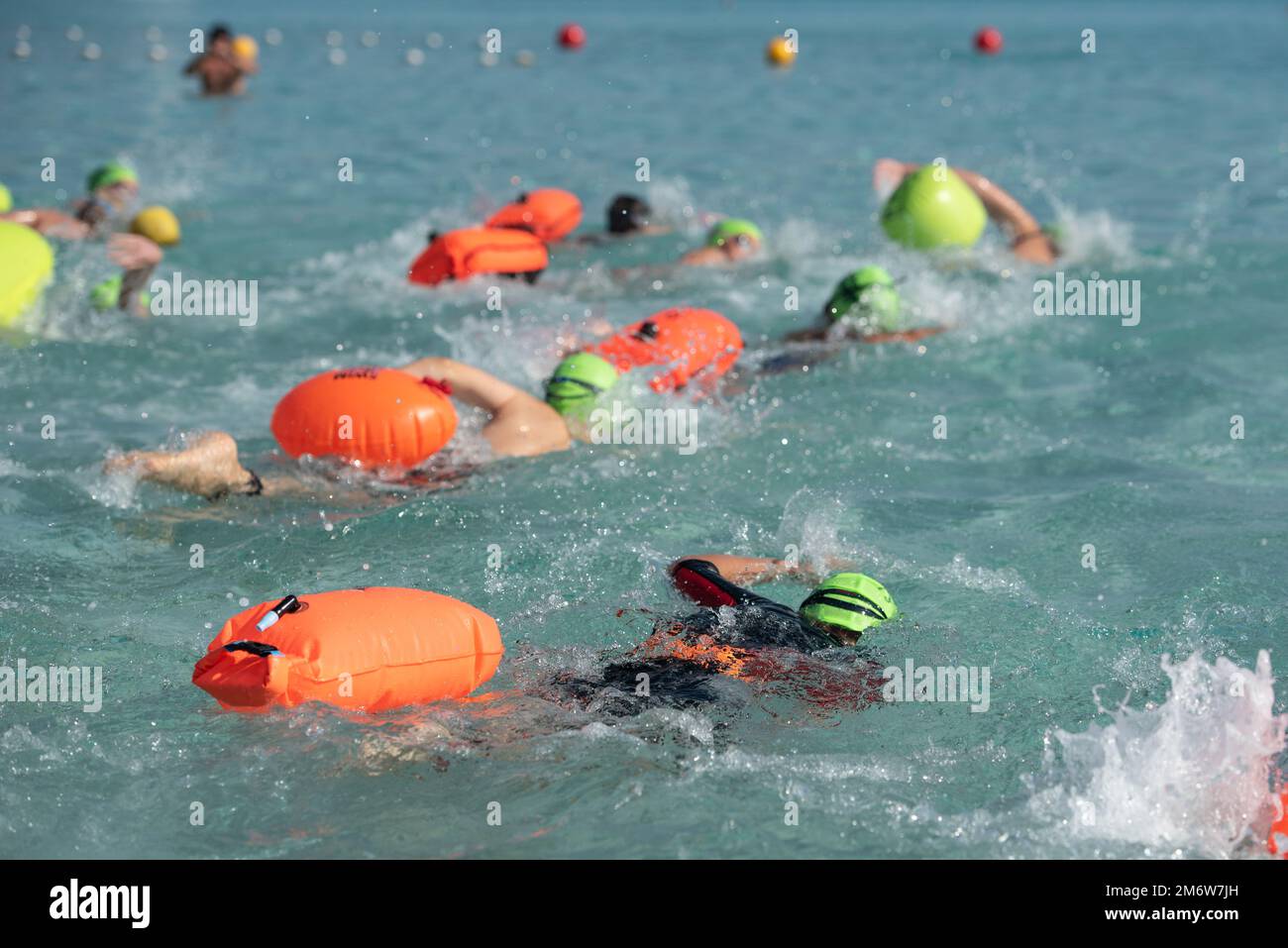 Atleti che nuotano in mare libero stile durante la gara di triathlon. Nuotatore nell'oceano Foto Stock