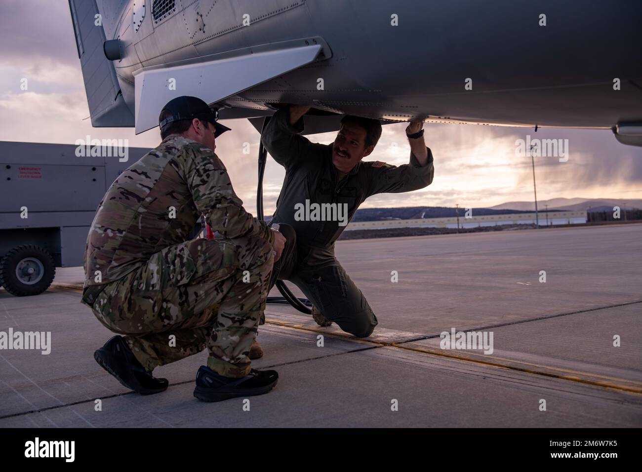 I membri del comando delle operazioni speciali degli Stati Uniti si integrano con l'equipaggio del 34th Special Operations Squadron partecipando al RED FLAG Alaska 22-1 presso la base dell'aeronautica militare di Eielson, Alaska, 5 maggio 2022. La SOS 34th ha agito come una risorsa di supporto nell'esercizio, consentendo effetti sul campo di battaglia e vantaggi per la forza congiunta. Foto Stock