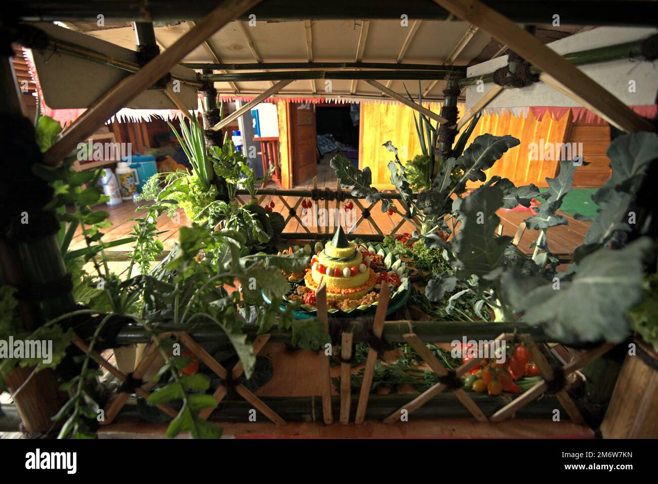 Decorazione alimentare che sarà portato in parata durante il Festival Sarongge, che in parte serve come una cerimonia di ringraziamento per il raccolto agricolo, così come per cercare di benedire per la prossima stagione di piantagione nel villaggio di Sarongge vicino al Parco Nazionale del Monte Gede Pangrango a Giava Occidentale, Indonesia. Foto Stock