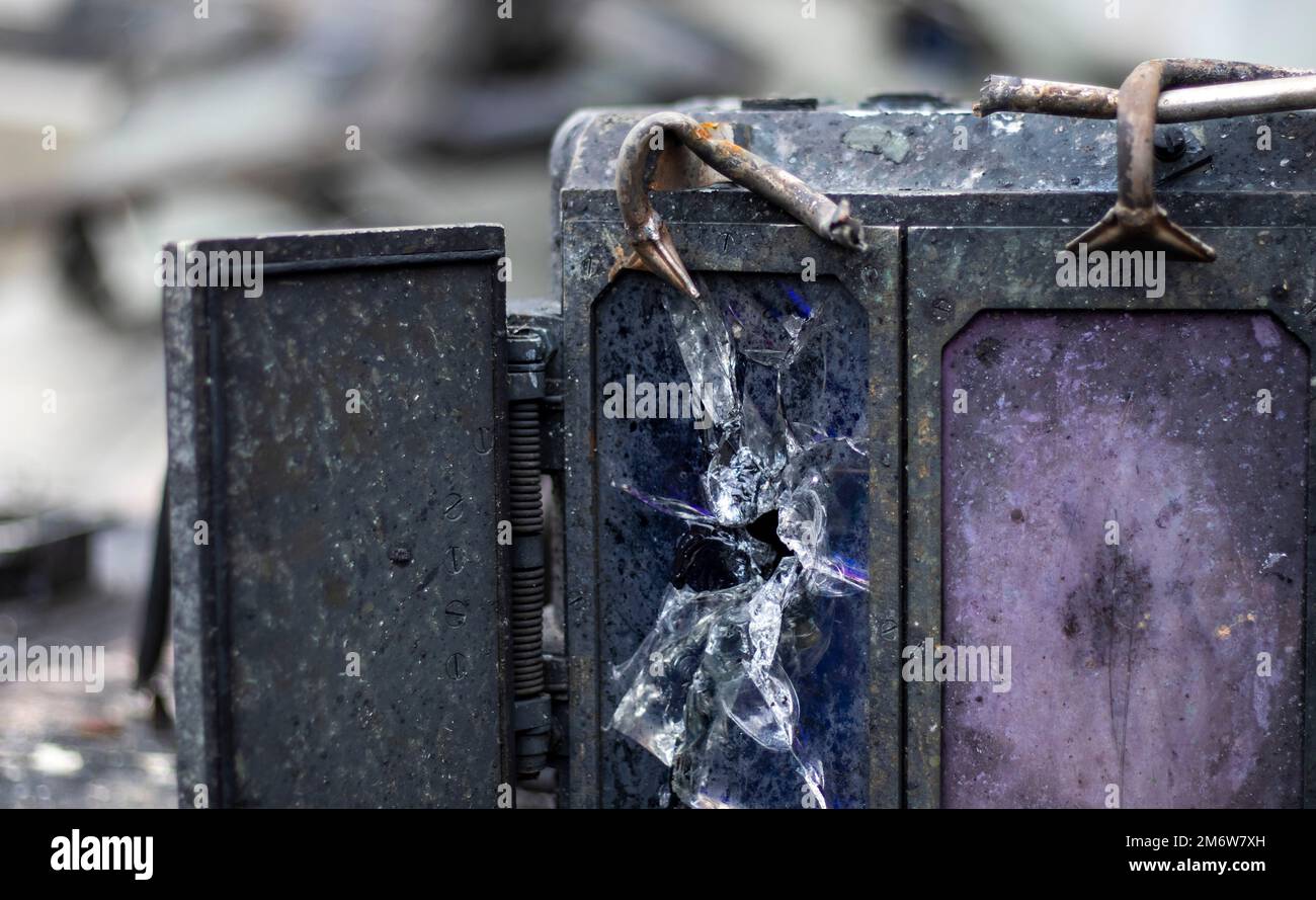 Dettaglio di un vecchio carro armato russo, mirino distrutto. Serbatoio distrutto, veicolo di fanteria. Telemetro per visione notturna con termografia. Foto Stock
