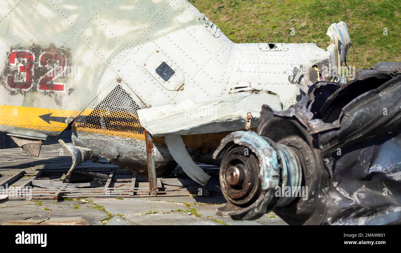 Parti bruciate dell'elicottero Hind Crocodile distrutto dell'aeronautica russa. Il relitto di un elicottero abbattuto. Guerra in Ukr Foto Stock