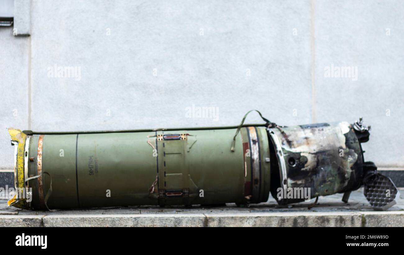 Resti di unità missilistiche del sistema missilistico operazionale-tattico Tochka-U, 9M79M. Il sistema di difesa aerea ha abbattuto un missile, Foto Stock