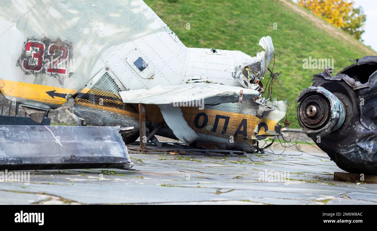 Parti bruciate dell'elicottero Hind Crocodile distrutto dell'aeronautica russa. Il relitto di un elicottero abbattuto. Guerra in Ukr Foto Stock