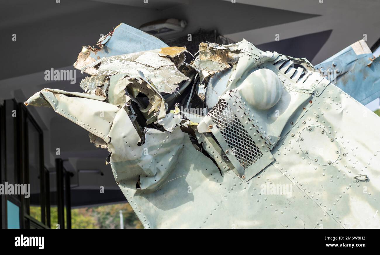 Parti bruciate dell'elicottero Hind Crocodile distrutto dell'aeronautica russa. Il relitto di un elicottero abbattuto. Guerra in Ukr Foto Stock