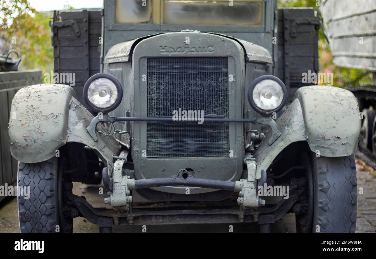 Camouflage verde Uralzis camion dell'esercito sovietico. Camion retrò, veicoli militari. Vista frontale del logo e della griglia, del cofano e della testa Foto Stock
