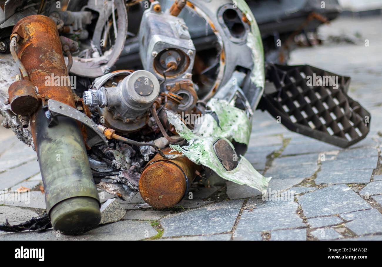 Parti di un missile balistico tattico, OTR-21. Distrutta attrezzatura militare russa. Proiettile speso del sistema missilistico sovietico Foto Stock