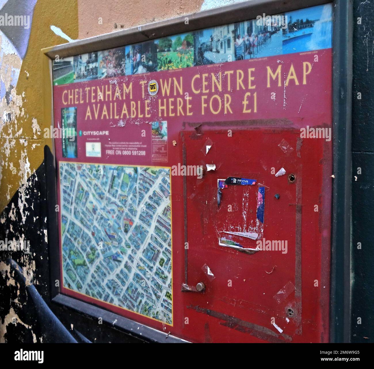 La macchina distributrice di mappe in disuso, per il centro di Cheltenham, era disponibile qui, per soli 1 sterline, St Georges Street, Cheltenham, Gloucestershire, GL50 4AF Foto Stock