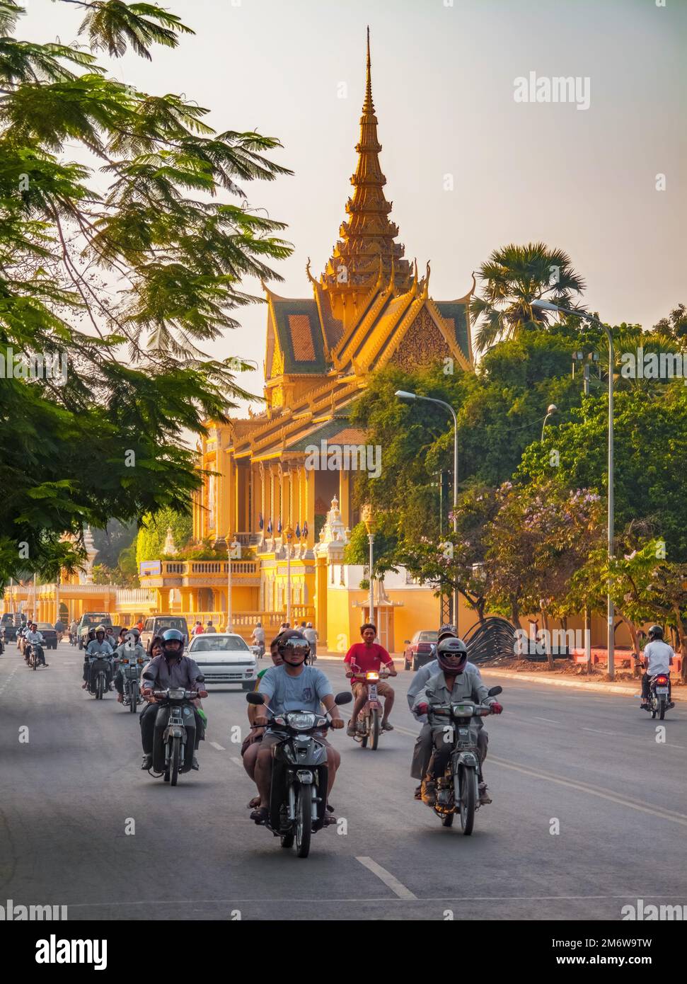 Traffico lungo Samdach Sothearos Blvd, Phnom Penh, Cambogia di fronte al Padiglione al chiaro di luna Foto Stock
