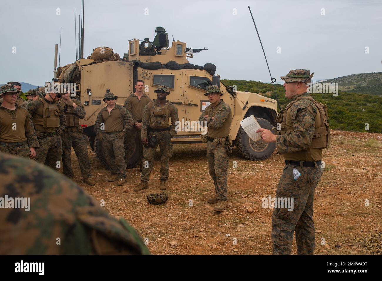 STATI UNITI Marines assegnato al Combined Anti-Armor Team condurre un brief sulla sicurezza prima di eseguire una serie di fucili a fuoco dal vivo durante l'esercizio Alexander The Great 2022, Glafryra, Grecia, 6 maggio 2022. Alexander the Great 22 rafforza l'interoperabilità e la disponibilità della forza tra Stati Uniti, Grecia e nazioni alleate, migliorando la difesa strategica e la partnership promuovendo al contempo la sicurezza e la stabilità nella regione. Foto Stock