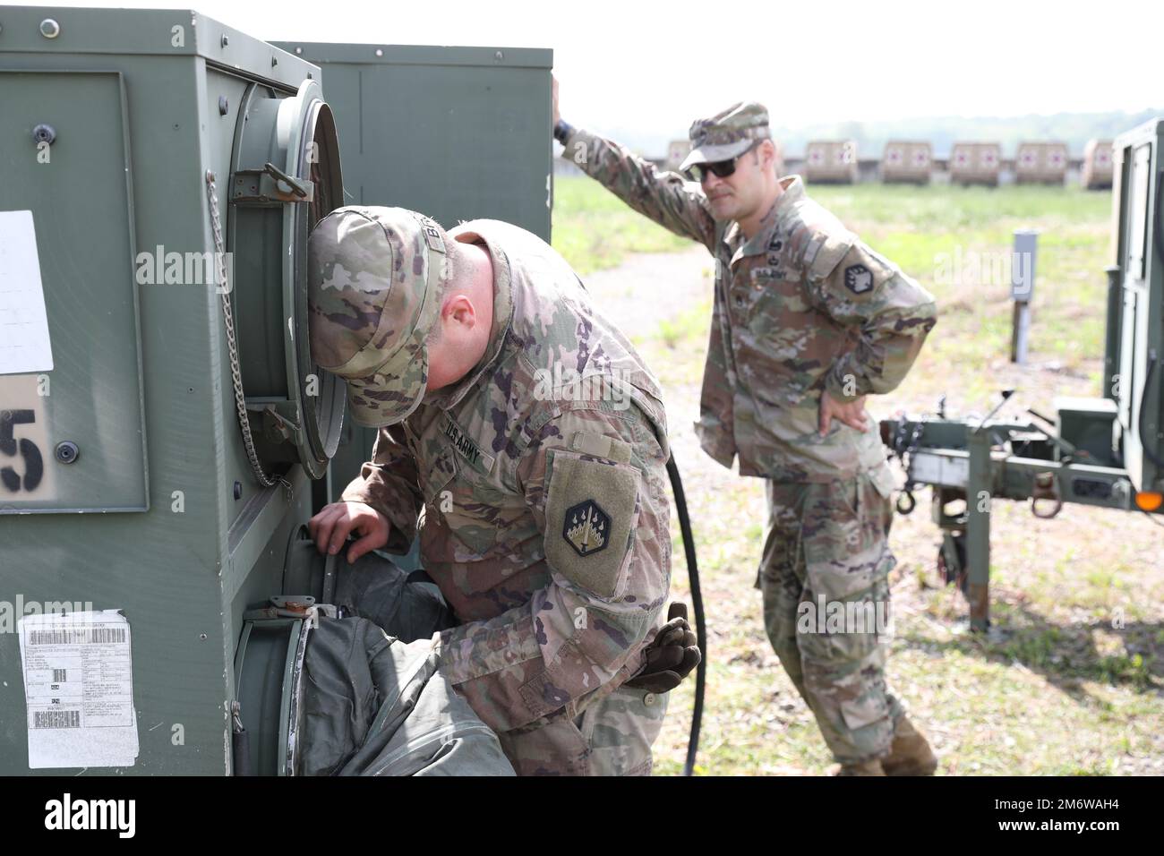 STATI UNITI Jeffrey Brooks, un tecnico del generatore con il battaglione chimico 110th a Tacoma, Washington, regola un ritorno dell'aria condizionata durante il Guardian Response 22 su FOB Panther, Muscatuck Urban Training Center Indiana, 6 maggio 2022. Guardian Response 22 è un esercizio di risposta alle emergenze in patria progettato per affinare le competenze, potenziare le capacità e migliorare la preparazione della missione durante un disastro. Foto Stock