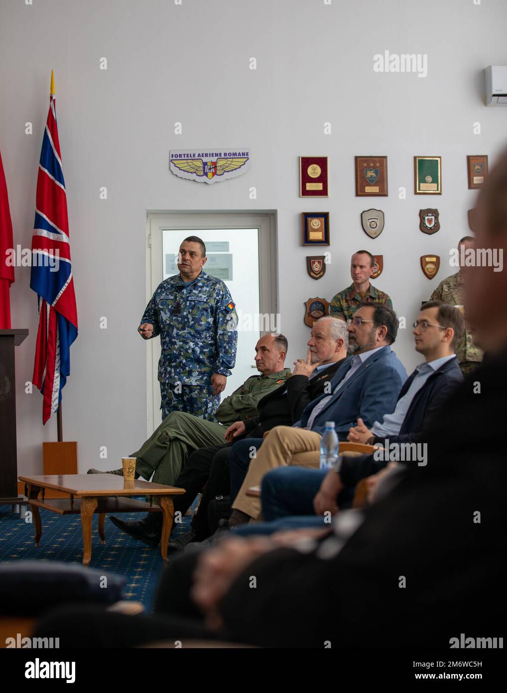 Eduardt Dodu, comandante della base dell'aeronautica rumena, ha informato i membri dell'Assemblea dei deputati rumeni sugli sforzi congiunti dei partner della NATO e degli alleati alla base aerea di Mihail Kogalniceanu, Romania, il 4 maggio 2022. L'istruzione e l'informazione del parlamento svolgono un ruolo fondamentale nell'integrazione degli sforzi politici e militari della missione NATO in Romania. La nostra continua collaborazione con i nostri omologhi rumeni migliora la sicurezza nella regione del Mar Nero e migliora la posizione di sicurezza della NATO nel suo complesso. Foto Stock