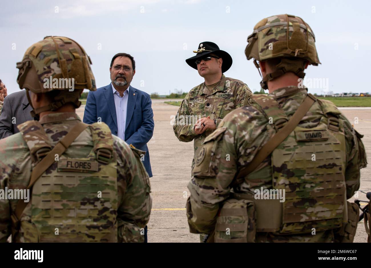 STATI UNITI Benjamin Nagy, assegnato al secondo squadrone, 2nd° reggimento della cavalleria, spiega i sistemi di armi e i ruoli dei suoi soldati durante il combattimento alla base aerea Mihail Kogalniceanu, Romania, il 4 maggio 2022. L'istruzione e l'informazione del parlamento svolgono un ruolo fondamentale nell'integrazione degli sforzi politici e militari della missione NATOs in Romania. La nostra continua collaborazione con i nostri omologhi rumeni migliora la sicurezza nella regione del Mar Nero e migliora la posizione di sicurezza della NATO nel suo complesso. Foto Stock