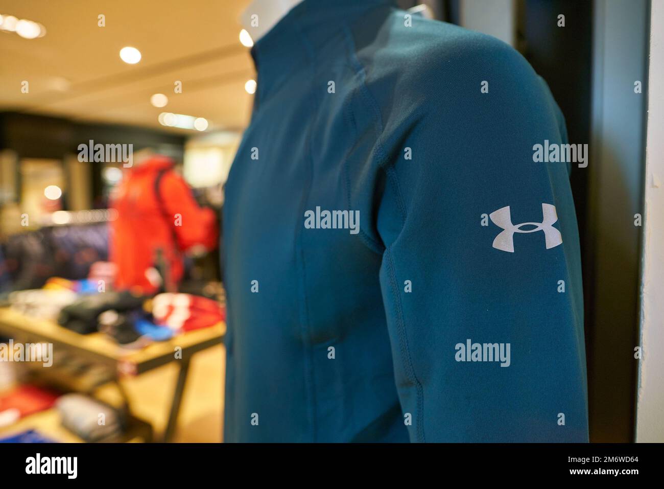 ROMA, ITALIA - CIRCA NOVEMBRE 2017: Primo piano dell'abbigliamento Under  Armour esposto sul manichino al negozio Rinascente di Roma Foto stock -  Alamy