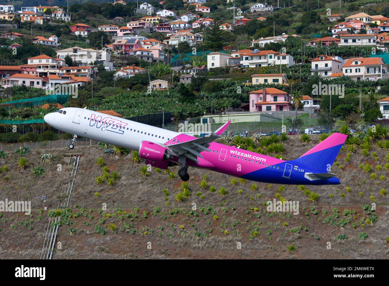 Decollo dell'aeromobile Wizz Air Airbus A321. Compagnia aerea europea a basso costo WizzAir con aeromobile A321 durante il decollo dall'aeroporto di Madeira. Foto Stock