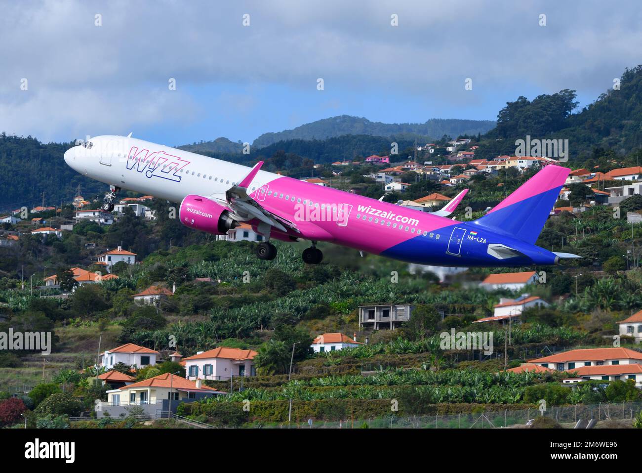 Decollo dell'aeromobile Wizz Air Airbus A321. Compagnia aerea europea a basso costo WizzAir con aeromobile A321 durante il decollo dall'aeroporto di Madeira. Foto Stock
