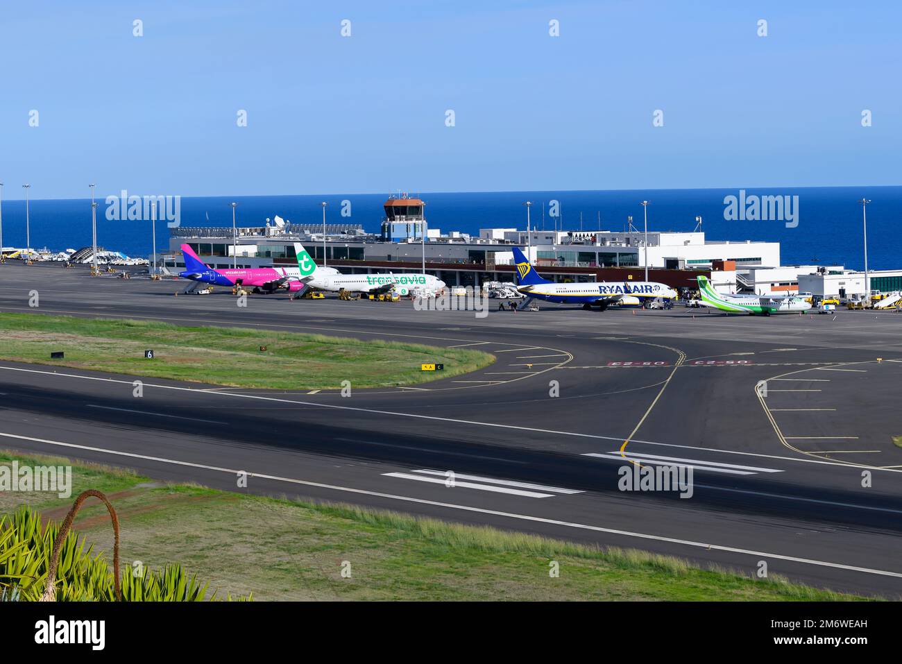 Panoramica dell'aeroporto di Funchal occupata con i voli. Aeroporto di Madeira, conosciuto anche come Cristiano Ronaldo International Airport, vista terminale. Foto Stock