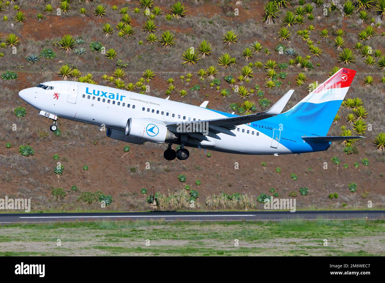 Decollo della compagnia aerea Luxair Boeing 737. Vettore di bandiera Luxembourg Airlines (LUXAIR) con B737 aereo in partenza. Foto Stock