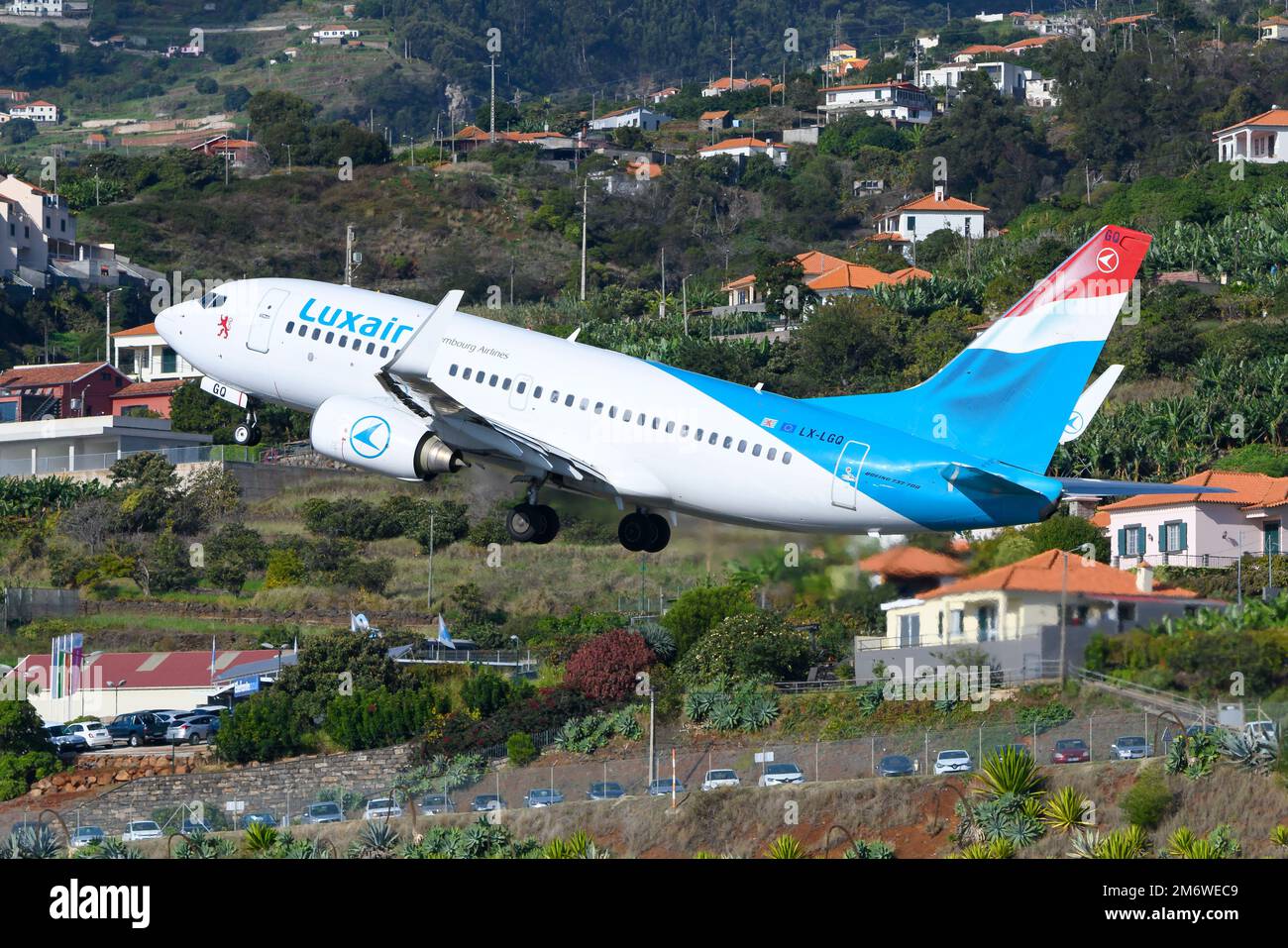 Decollo della compagnia aerea Luxair Boeing 737. Vettore di bandiera Luxembourg Airlines (LUXAIR) con B737 aereo in partenza dall'aeroporto di Madeira Funchal. Foto Stock