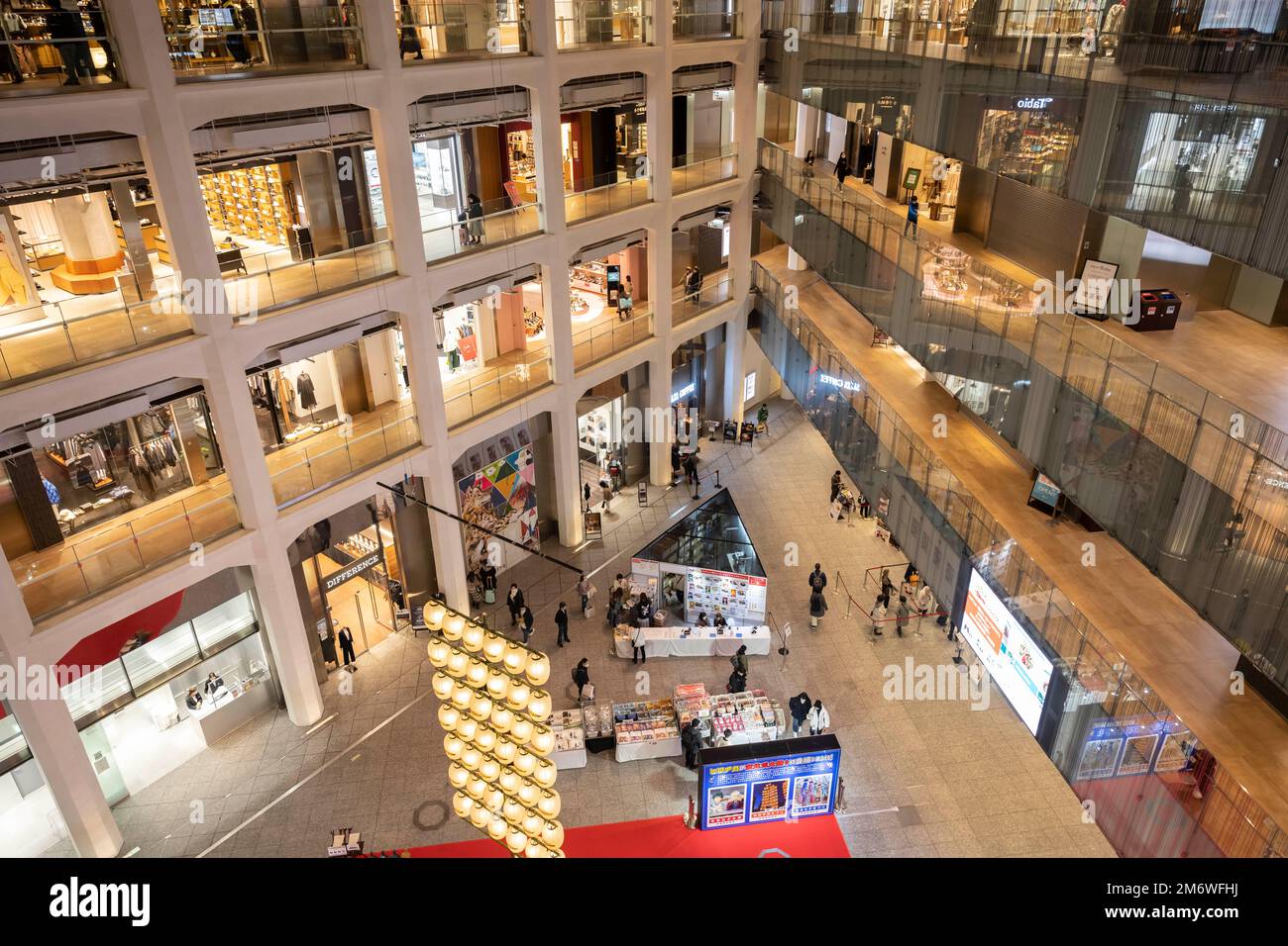 Tokyo, Giappone. 3rd Jan, 2023. Scene interne del centro commerciale KITTE Marunouchi con vari negozi al dettaglio e ristoranti giapponesi in un nuovo complesso immobiliare commerciale a 7 piani, visto dall'atrio dell'edificio. Marunouchi è un importante quartiere centrale degli affari vicino al Palazzo Imperiale e alla Stazione di Tokyo. E' uno dei maggiori centri del settore dell'economia e degli affari giapponesi. (Credit Image: © Taidgh Barron/ZUMA Press Wire) Foto Stock