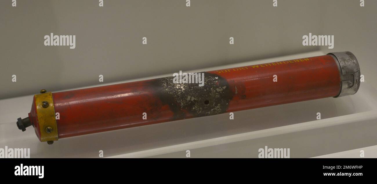 Guerra civile spagnola (1936-1937). La pentola di fumo usata sul fronte di Bilbao e lanciata contro l'anello di ferro. Dopo il 1936. Metallo. Museo dell'esercito. Toledo, Spagna. Foto Stock