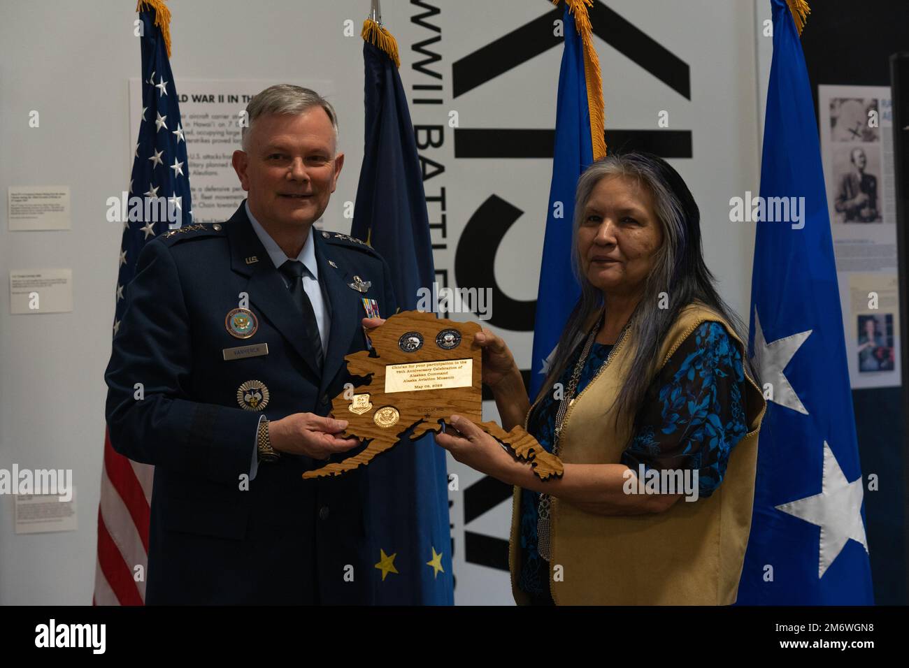 STATI UNITI Glen VanHerck, comandante, North American Aerospace Defense Command e U.S. Northern Command, scambia regali con Maria Coleman, rappresentante di Anchorage Unangax̂, secondo capo del villaggio nativo di Eklutna, durante il 75th° anniversario del comando dell'Alaska presso l'Alaska Aviation Museum di Anchorage, Alaska, 6 maggio 2022. Lo scambio di doni è stato in riconoscimento del rapporto tra le tribù riconosciute a livello federale e il Dipartimento della Difesa. Foto Stock