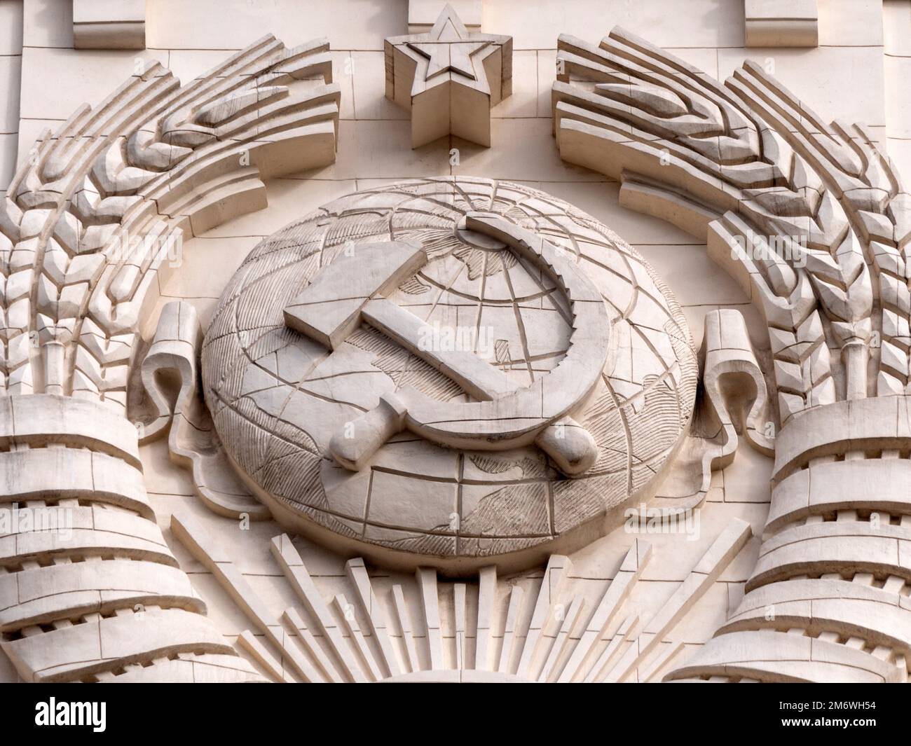 Stemma dell'URSS sulla costruzione del Ministero degli Affari Esteri della Federazione Russa a Mosca Foto Stock